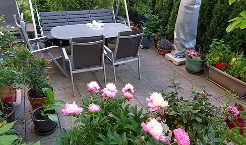 Private listing: Bright 2.5-room apartment with a private garden and west-facing terrace in Untermenzing.