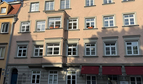 Vacant apartment in a prime location in Augsburg, requiring renovation and offering significant potential.