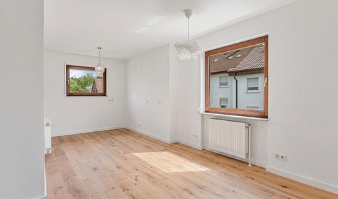*No commission* Bright 3-room apartment, recently renovated to a high standard, with a balcony, in a central location.