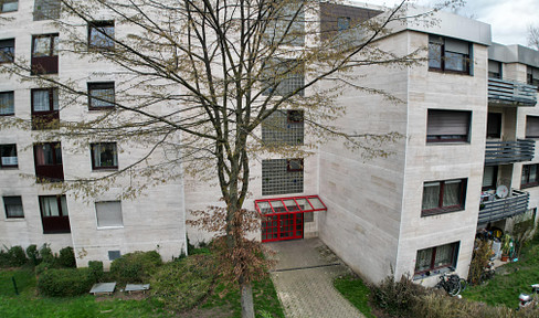 Well-maintained 4-room apartment with balcony, including underground parking space.