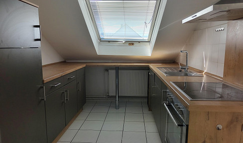 Centrally located 3-room attic apartment (approx. 83 sqm) with air conditioning and parking space.