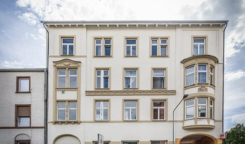 Apartment in an excellent location with development potential.
