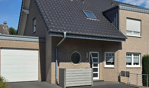 Lichtdurchflutetes Single-Schatzkästchen: Gehobene DG-Wohnung mit Balkon