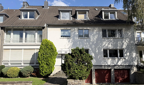 Stylish, modernised attic apartment – with potential for conversion into a maisonette with a rooftop terrace.