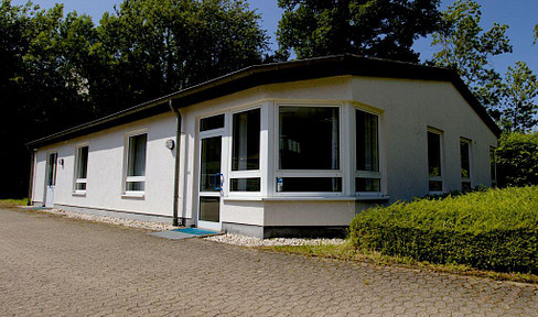 Modern commercial unit/office space for rent in a well-maintained location.