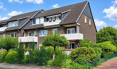 Renovated 3-room apartment with balcony and garage.