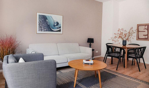 No fees! Located in Charlottenburg: bright 3-room apartment with balcony, fitted kitchen, and elevator.
