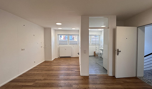 Sanierte und großzügige 2,5 Zimmer-Wohnung mit Wintergarten!