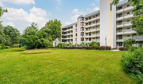 Bright 3-room apartment with fitted kitchen, elevator, and west-facing balcony in Munich.