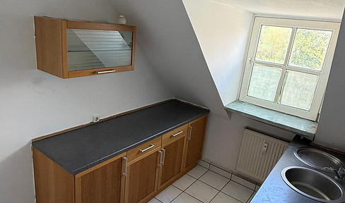 2-room apartment with fitted kitchen, ideal for tradespeople.