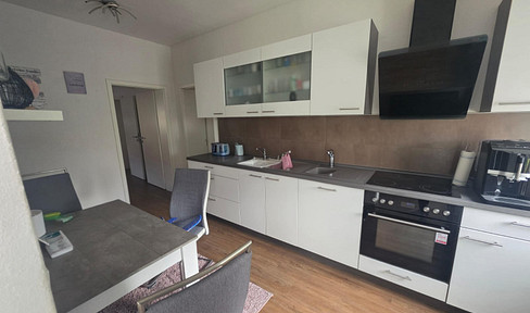 Bright three-room apartment with a high-quality, light-filled bathroom.