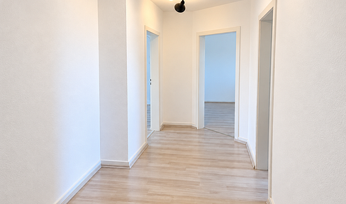 Hello 3-Zi-Wohnung im DG mit Einbauküche (EBK)