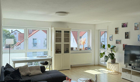Well-maintained, bright apartment with excellent sun exposure, in like-new condition, featuring 4 rooms.