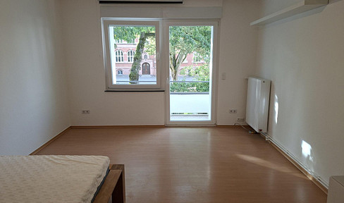 Stylish, renovated studio apartment with the charm of a traditional building – no agency fees!