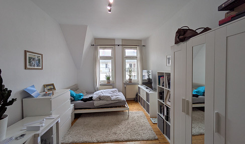 Nah am Campus: WG-Zimmer im Herzen Wiesbadens, Altbauwohnung mit zwei Balkonen und 3 Zimmern