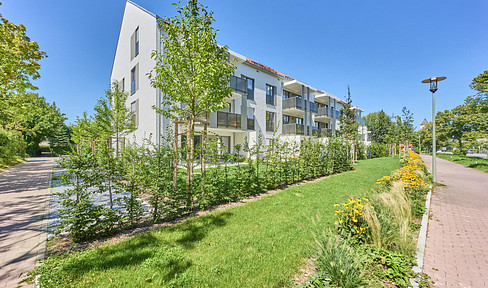 Neubau: Helle und ruhige Zwei-Zimmer-Wohnung mit luxuriöser Innenausstattung mit Balkon und EBK