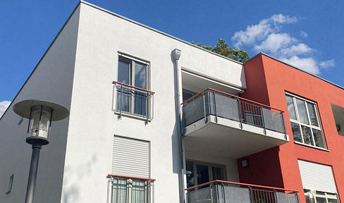 Quiet living on the top floor: Well-maintained 3-room apartment with a southwest-facing balcony and underground parking.