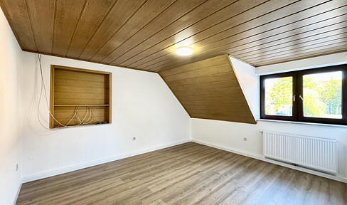 Frisch renovierte 3-Zimmer-Dachgeschosswohnung im Zweifamilienhaus mit Kaminanschluss