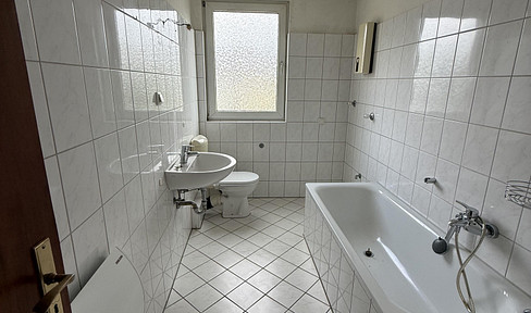 Newly renovated 3-room attic apartment with a daylight bathroom and a guest bathroom in Essen.