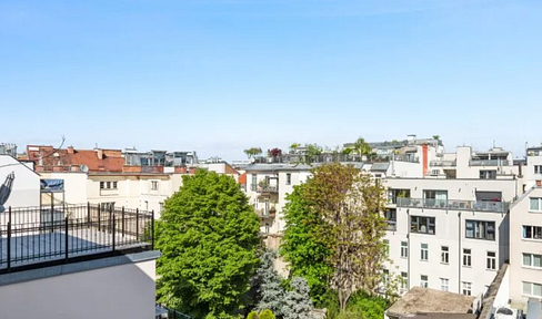 Top-floor office with a balcony! Air-conditioned, located in a beautiful building in the 7th district.