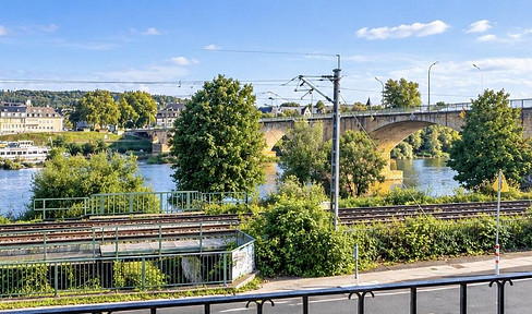 Charming 2.5-room apartment with fitted kitchen and a view of the Moselle River.