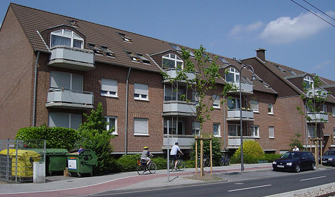 UNRENOVIERT !  Schöne helle 2 Zimmer Wohnung mit 66 qm zu vermieten