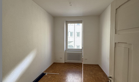 3-room apartment in a pre-war building, located in the Paradies district.