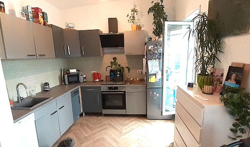 Bright 3-room apartment with a large balcony and an optional fitted kitchen.