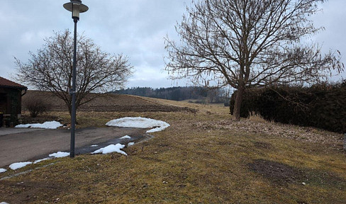 Erschlossenes Baugrundstück mit Einzelgarage in Ortsrandlage