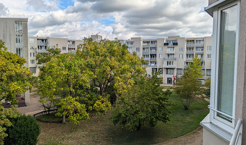 Immediately available for rent, directly from the owner! Bright, 81m² 3-room apartment with a south-facing winter garden and a parking space in an underground garage, located near the KIT (Karlsruhe Institute of Technology).