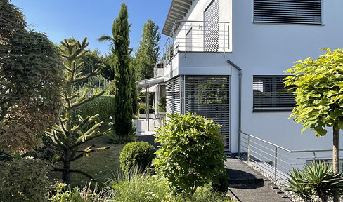 Lichtdurchflutetes Architektenhaus in Bestlage – Wohnen mit unverbaubarem Blick ins Grüne
