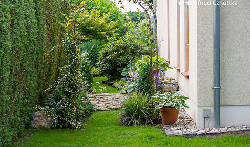Terraced house with the feel of a detached family home: High-quality finishes and 2 parking spaces.