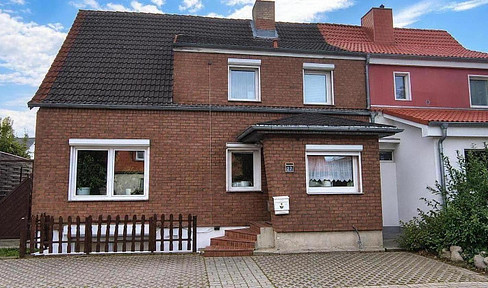 Multi-generational house with 3 separate living units – also suitable for rental.