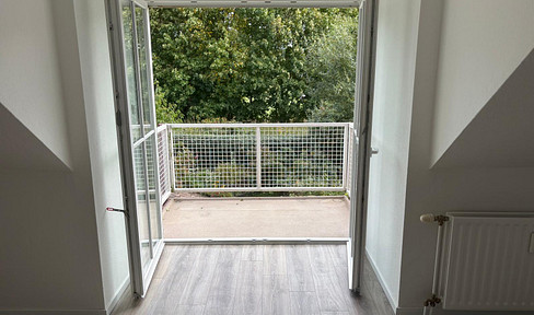 Helle ruhige 2 Zimmer Dachwohnung im 1.OG mit Blick ins Grüne, Einbauküche, großer Balkon