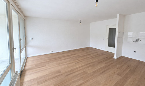 Helles Apartment mit überdachtem Balkon – frisch modernisiert