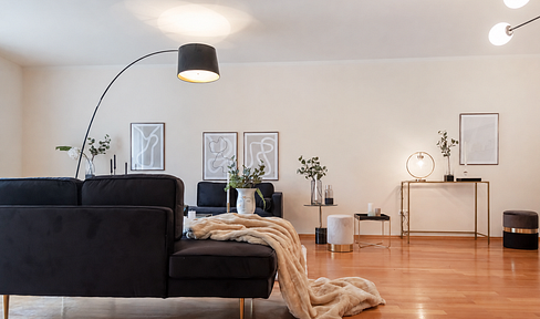 Bezugsfreie, renovierte 2-Zimmer-Wohnung mit Balkon und offener Wohnküche