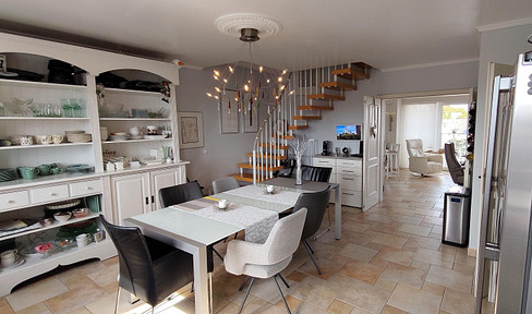 Beautiful, bright 3-room maisonette apartment with stunning views over the city of Moers.