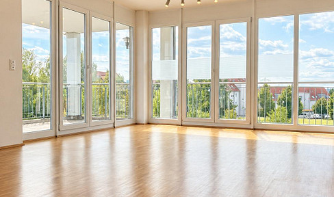 Bright, spacious 4-room apartment with a large southwest-facing balcony – available in Würzburg, no agency fees.