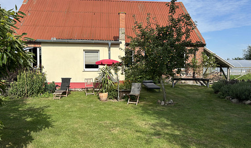 Farmhouse with 6399 square meters of land, located in the middle of the fields.