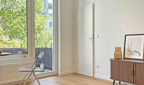 Located between Kurfürstendamm and Ludwigkirchplatz: Brand new apartment with balcony and elevator, available without commission.