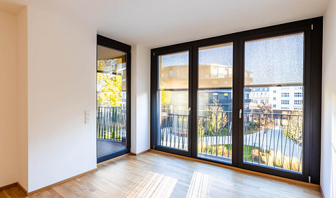 First occupancy: Exclusive, sunny 2-room apartment with a balcony offering views of the Elbe River, located in a prime location within the Marina Garden!