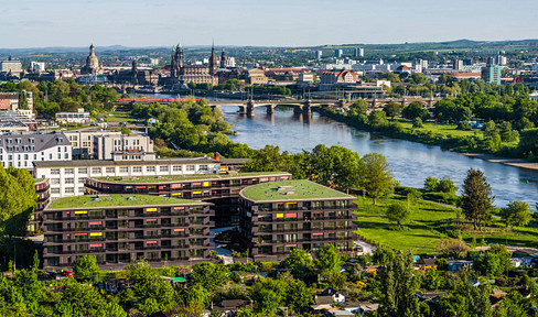 First occupancy: Exclusive, sunny 2-room apartment with a balcony offering views of the Elbe River, located in a prime location within the Marina Garden!