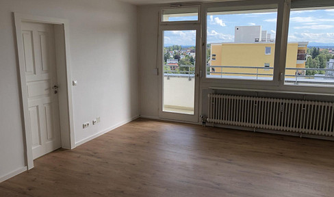For sale by owner: renovated 3-room apartment with a spacious balcony and mountain views.