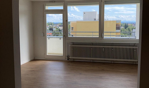 For sale by owner: 3-room apartment with a spacious balcony and mountain views, available immediately.