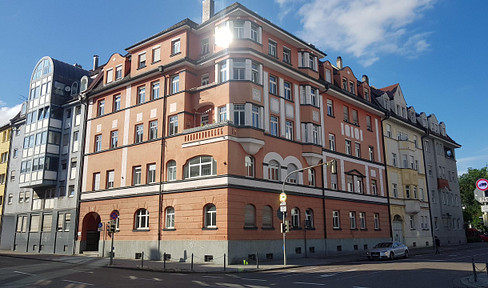 Large, 3-room apartment in a historic building with character, located in the center of Neu-Ulm.