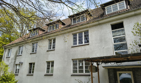Große, bezugsfertige Wohnung - 6,5 Zimmer + 3 Stellplätze