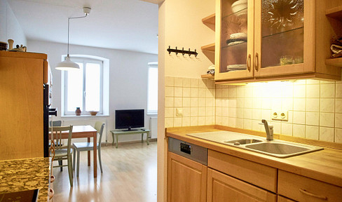 Möblierte 2-Zimmer-Wohnung mit Einbauküche & Carport in zentraler Lage