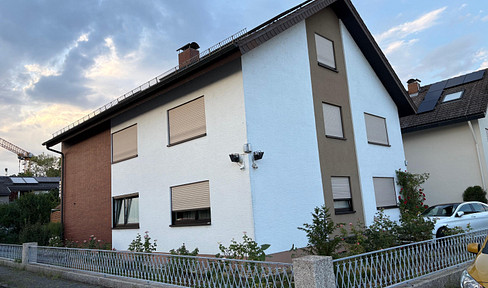 4 Zi. Kü, Bd. Balkon 1.OG sarniert, gehobener Zustand, beim Eigentümer