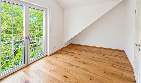 Schöne DG-Wohnung mit Einbauküche im Herzen Haar's
