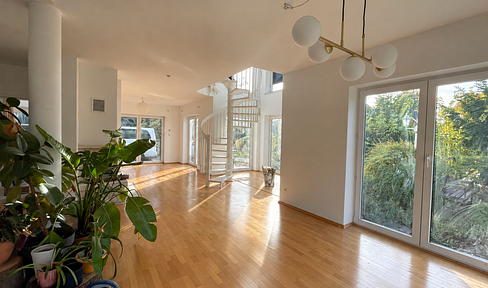 Top-quality architect-designed property, completely renovated for optimal energy efficiency.